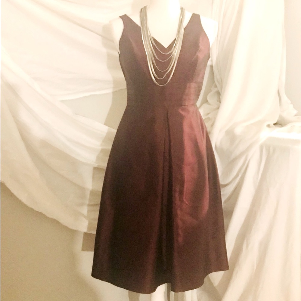 ANN TAYLOR PETITES. 100% Taffeta Silk Cocktail dress in burgundy, 0P